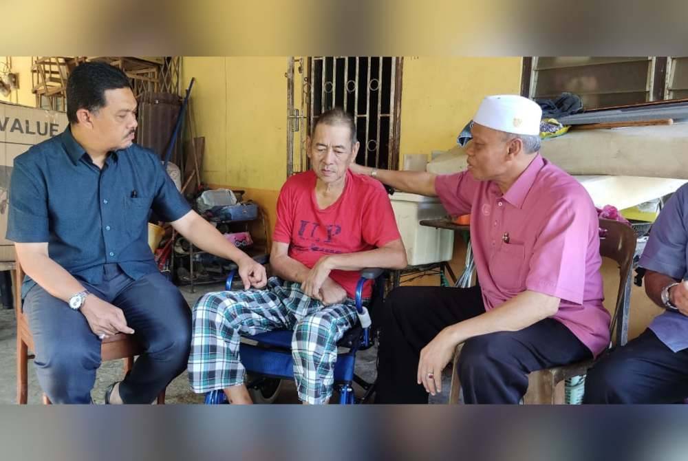 Dari kiri, Muhammad Radhi, Abdul Rahman dan Wan Romani semasa menziarahi bekas pemain Kedah itu di rumahnya di Langgar, Alor Setar pada khamis.