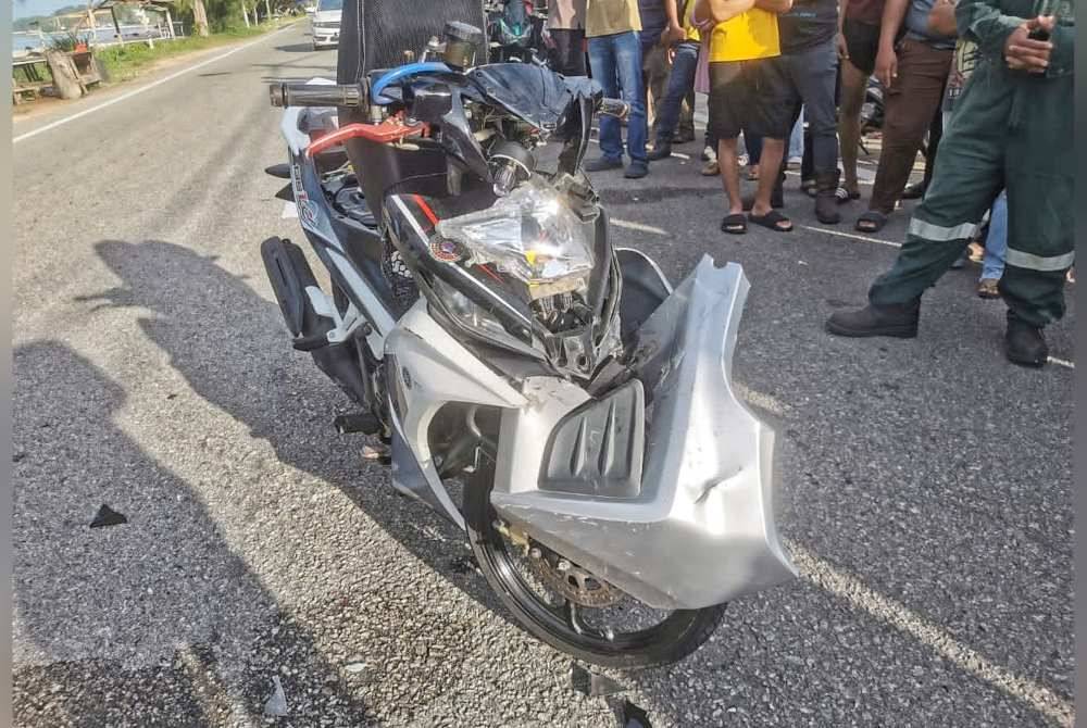 Keadaan motosikal mangsa yang remuk setelah terlibat dalam kemalangan di Jalan Telok Gong, Pengkalan Balak, di sini, pada Khamis.