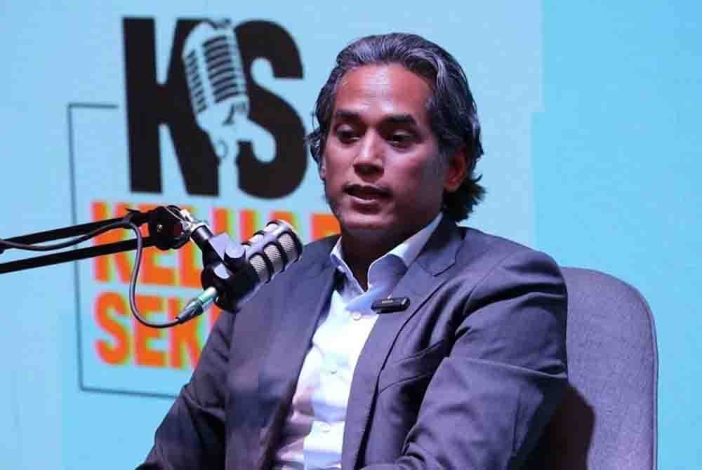 Khairy ketika mengendalikan podcast 'Keluar Sekejap' yang dimuat naik di platform YouTube pada Khamis.