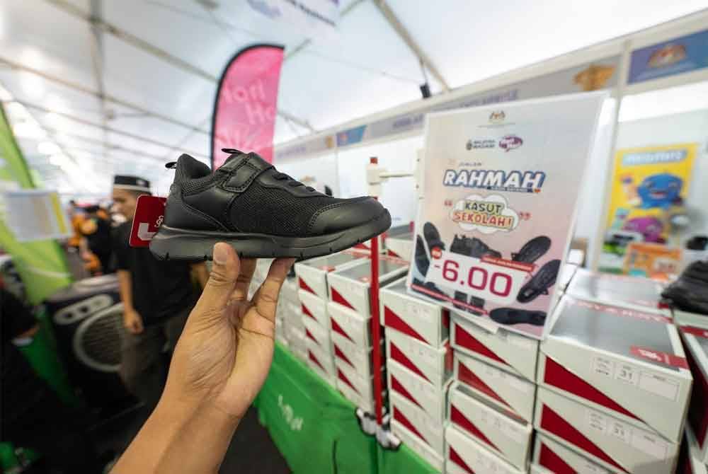 Pusat Pakaian Hari-Hari memberikan diskaun harga RM6 untuk setiap pembelian kasut sekolah.