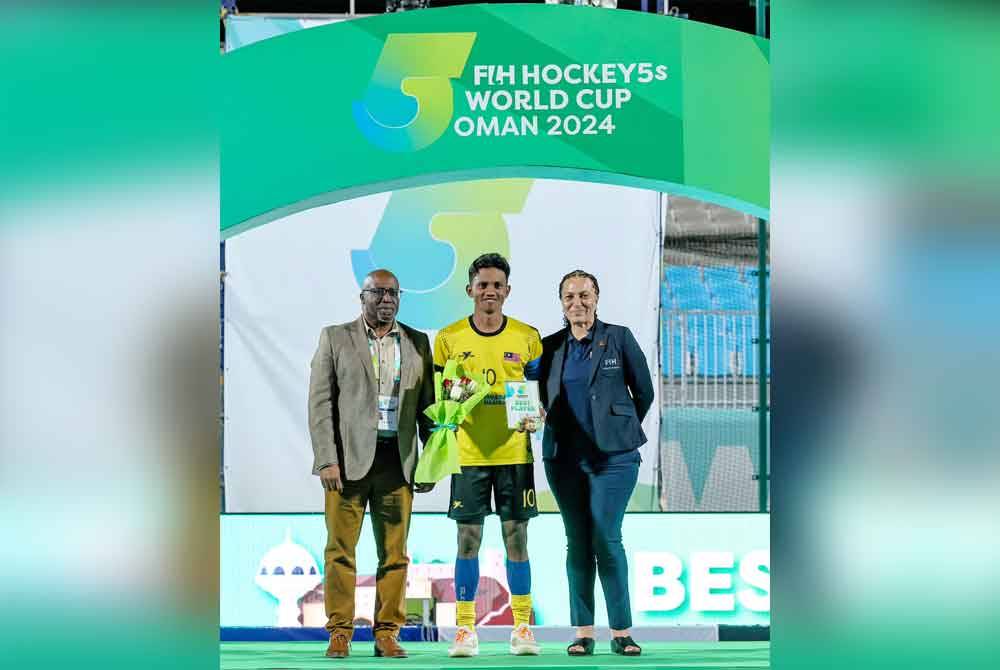 Akhimullah (tengah) pemain terbaik kejohanan. Foto: International Hockey Federation (FIH)