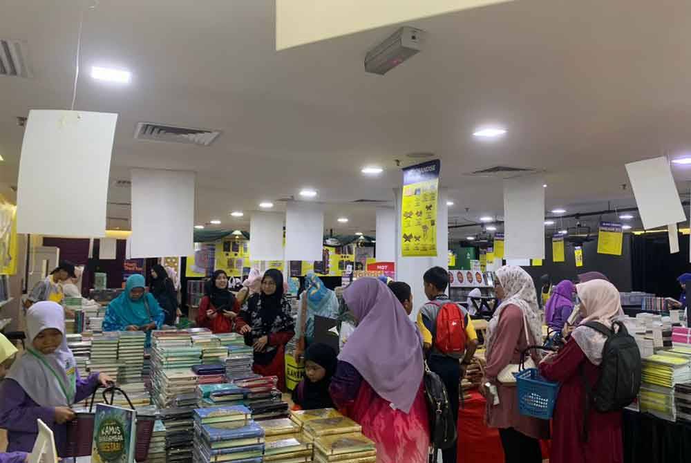 Suasana Jualan Gudang Karangkraf 2024 yang sedang berlangsung di Kompleks Kumpulan Karangkraf.