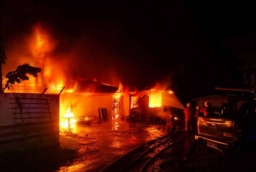Kebakaran membabitkan sebuah rumah dan menyebabkan dua mangsa rentung.