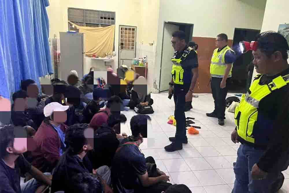 Polis gempur sebuah inap desa di Tanjung Karang, Selangor yang dijadikan rumah transit untuk menyembunyikan PATI pada Khamis.