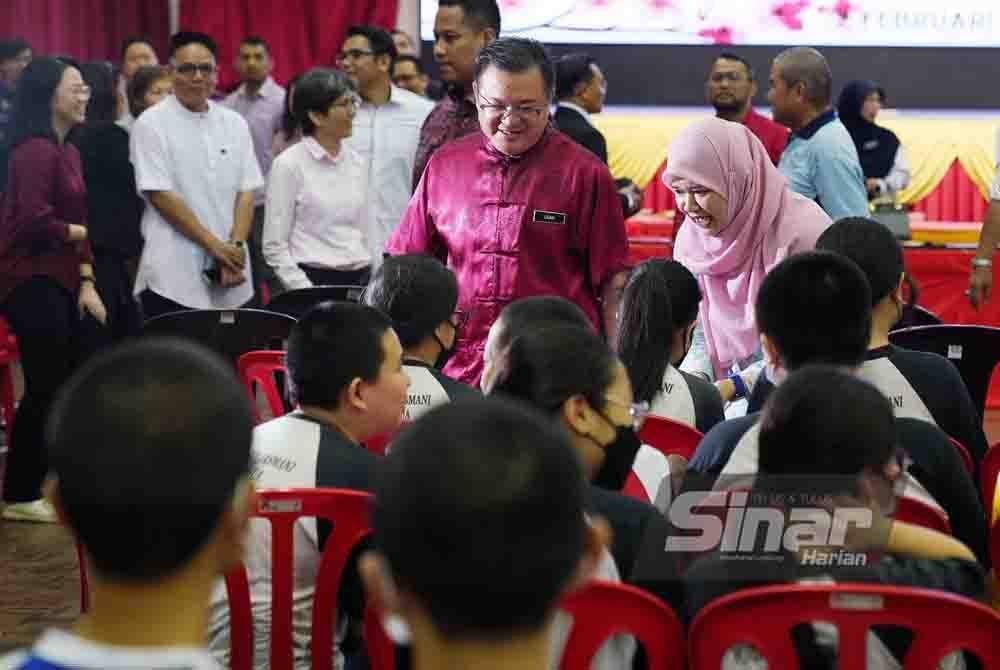 Fadhlina beramah mesra dengan pelajar selepas selesai penyerahan cek BAP 2024 di Sekolah Menengah Jenis Kebangsaan Yu Hua Kajang pada Jumaat. Foto SINAR HARIAN - ROSLI TALIB