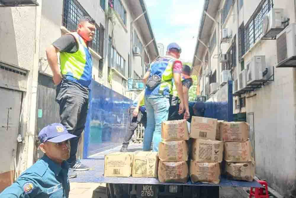 Kotak minyak masak peket yang disita DBKL.