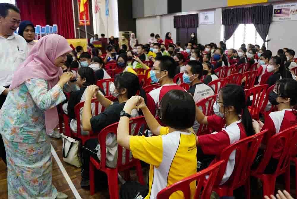 Fadhlina beramah mesra dengan pelajar selepas selesai Penyerahan Cek Cura BAP di Sekolah Menengah Jenis Kebangsaan Yu Hua Kajang pada Jumaat. Foto Sinar Harian-Rosli Talib