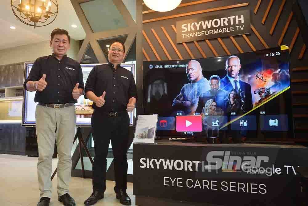 Ban Thai (kiri) dan Li bersama salah satu model televisyen baharu sempena Pelancaran Eksklusif Produk 2024 pada Khamis. Foto Sinar Harian - ASRIL ASWANDY SHUKOR