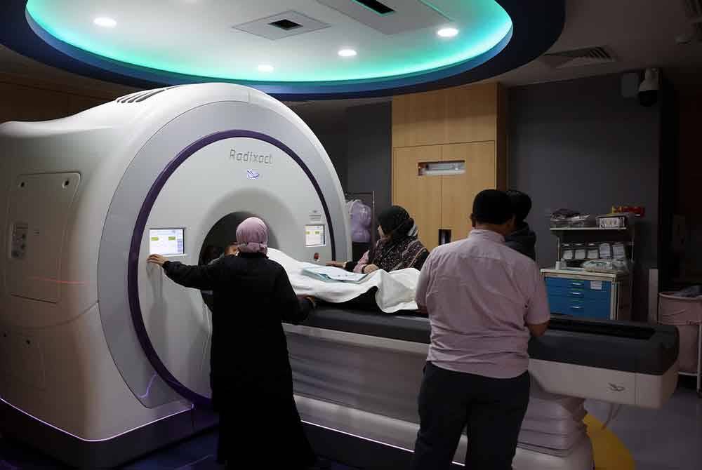 Mesin tomoterapi 'Radixact Treatnebt Delivery System' untuk merawat pesakit kanser dengan efisyen di Jabatan Radioterapi dan Onkologi HKL. Foto Bernama