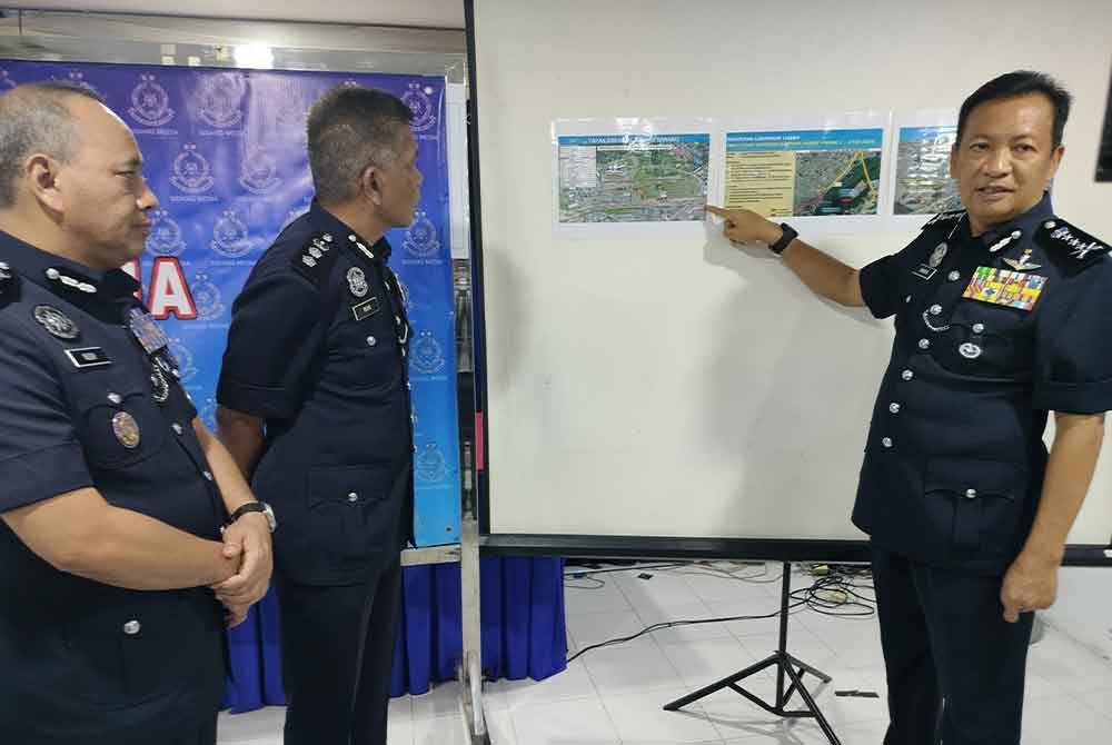 Yahaya (kanan) menunjukkan pelan penutupan dan lencongan jalan sepanjang Karnival Rakyat Pahang pada Jumaat hingga Ahad ini.