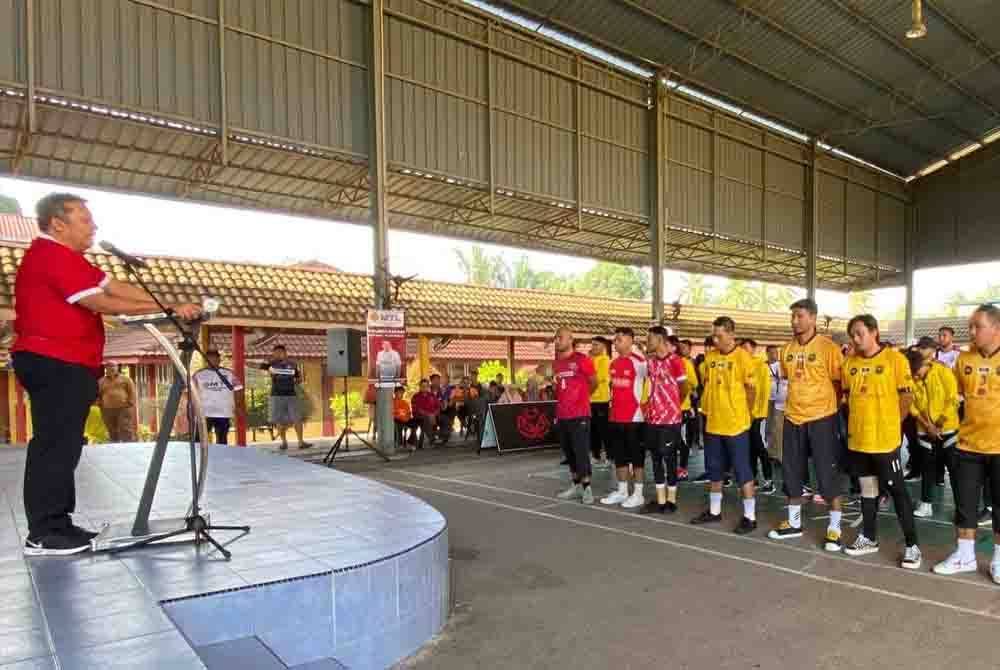 Ahmad Jazlan merasmikan Kejohanan Sepak Takraw Piala Datuk Ahmad Jazlan di Machang.