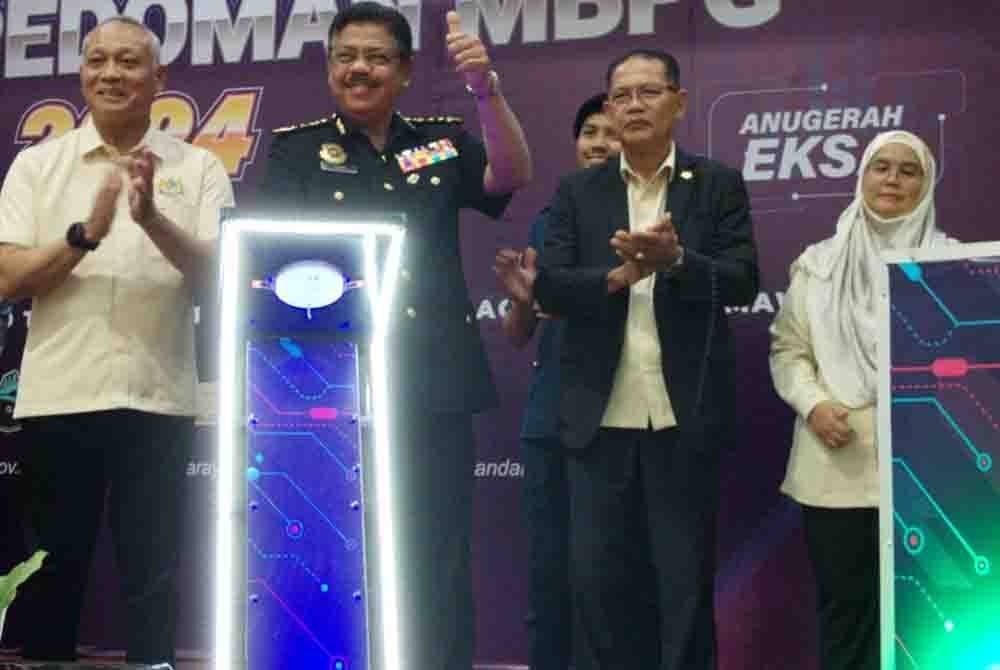 Azmi (dua dari kiri) menyempurnakan gimik pelancaran buku Pelan Anti-Rasuah Organisasi (OACP) MBPG 2024-2028.