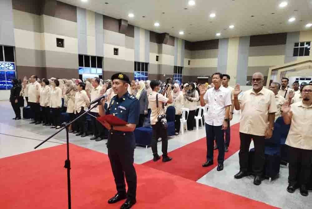 Bacaan Ikrar Bebas Rasuah oleh semua kakitangan MBPG diketuai Nazri.