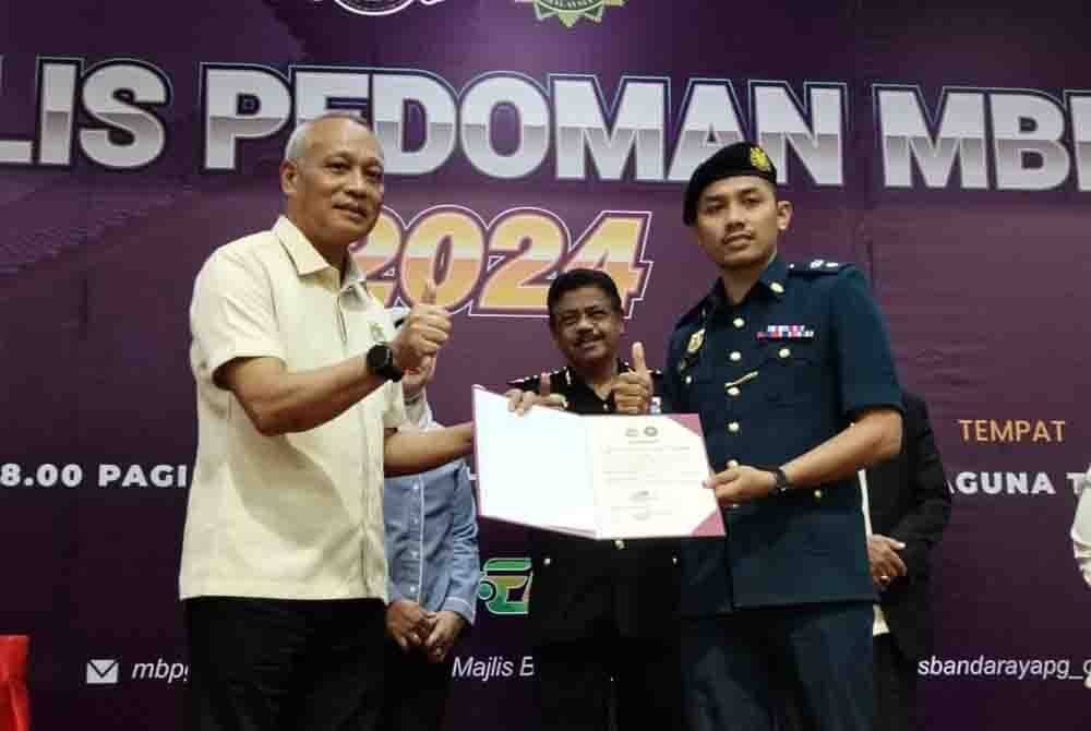 Asman Shah (kiri) dan Nazri memegang sijil IBR pada Majlis Pedoman MBPG 2024 di Dewan Muafakat, Taman Mawar pada Khamis.