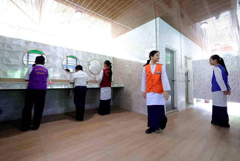 Murid SK Simpang menggunakan tandas yang bersih dan selesa. Foto Bernama