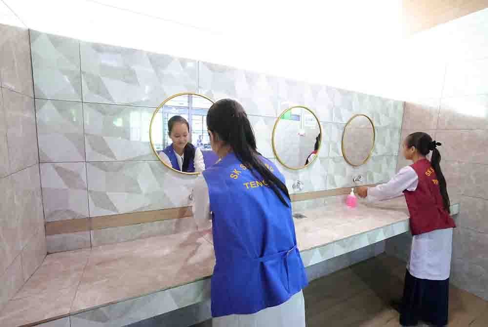 Murid SK Simpang menggunakan tandas yang bersih dan selesa. Foto Bernama