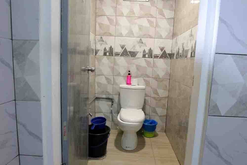 Keadaan tandas SK Simpang yang bersih dan selesa untuk kegunaan murid sekolah itu. Foto Bernama
Walaupun berada jauh di pedalaman, namun murid-murid serta warga SK Simpang, berhampiran Ulu Tomani, di sini, tidak terkecuali daripada menikmati kemudahan tandas lebih baik, selesa dan ceria, sama seperti sekolah di bandar.
Untuk sampai di sekolah rendah yang diwujudkan pada 2000 di Tenom, daerah yang terkenal sebagai pengeluar kopi terbaik di Sabah, kira-kira 212 kilometer dari Kota Kinabalu itu, mengambil masa lebih kurang empat jam perjalanan.
--fotoBERNAMA (2024) HAK CIPTA TERPELIHARA
--fotoBERNAMA (2024) HAK CIPTA TERPELIHARA.