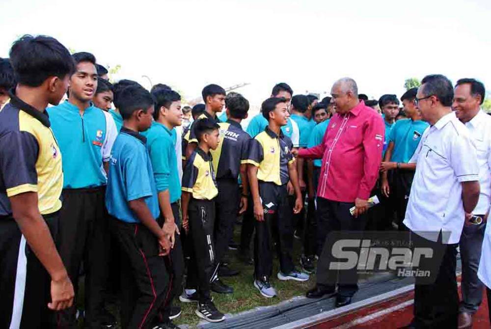 Khairudin menyantuni atlet yang mewakili Perak dalam Kejohanan Olahraga Majlis Sukan Sekolah Malaysia (MSSM) Tahun 2024.
