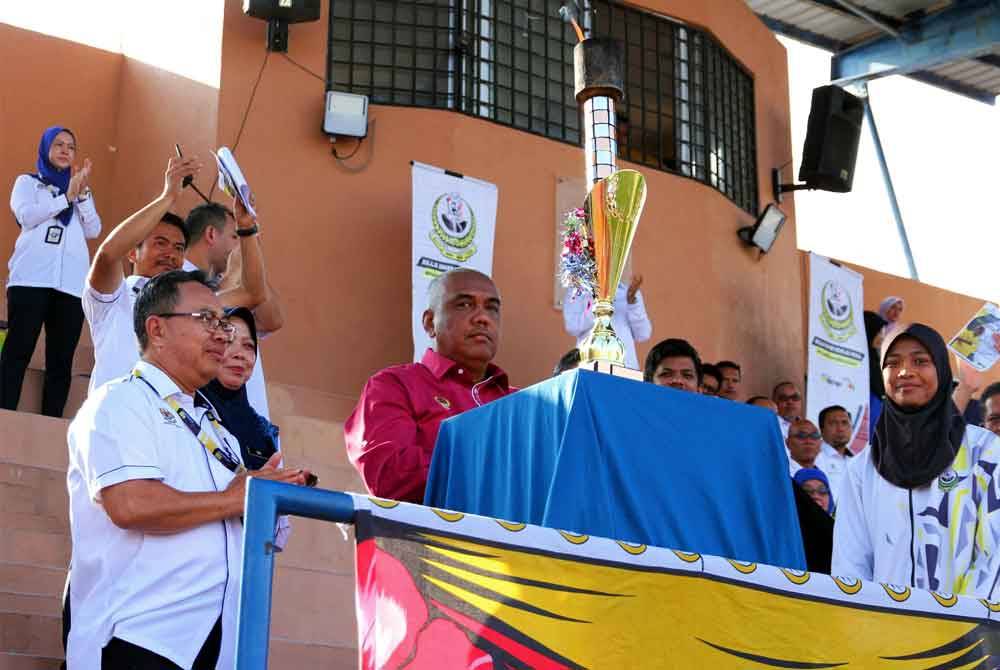Khairudin (tengah) menyempurnakan gimik pelancaran Countdown Kejohanan Olahraga Majlis Sukan Sekolah Malaysia (MSSM) Tahun 2024 di Sekolah Menengah Kebangsaan (SMK) Gunung Rapat di Ipoh pada Jumaat.