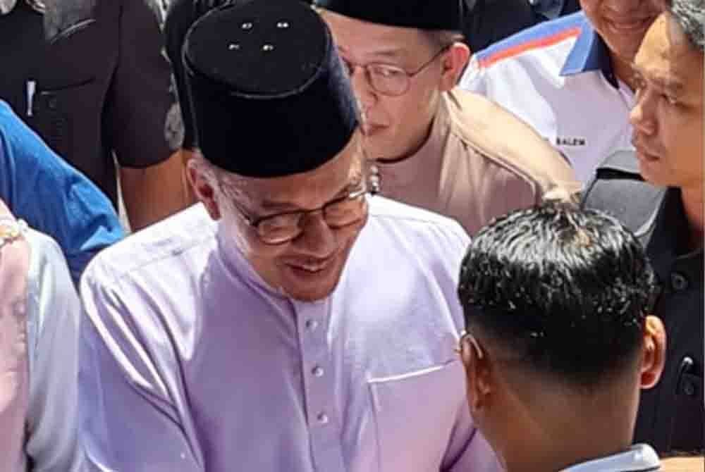 Anwar beramah bersalaman dengan orang ramai sebelum menunaikan sembahyang Jumaat di Masjid Jamek Sultan Abdul Samad pada Jumaat.