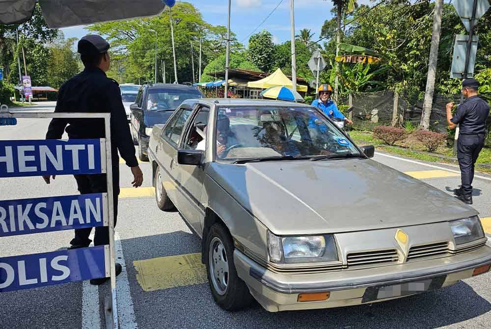 Anggota polis melakukan pemeriksaan pada sekatan jalan raya di Jalan Pahang, Tapah sebagai usaha mengesan tahanan Rohingya yang melarikan diri dari Depot Imigresen Sementara Bidor.