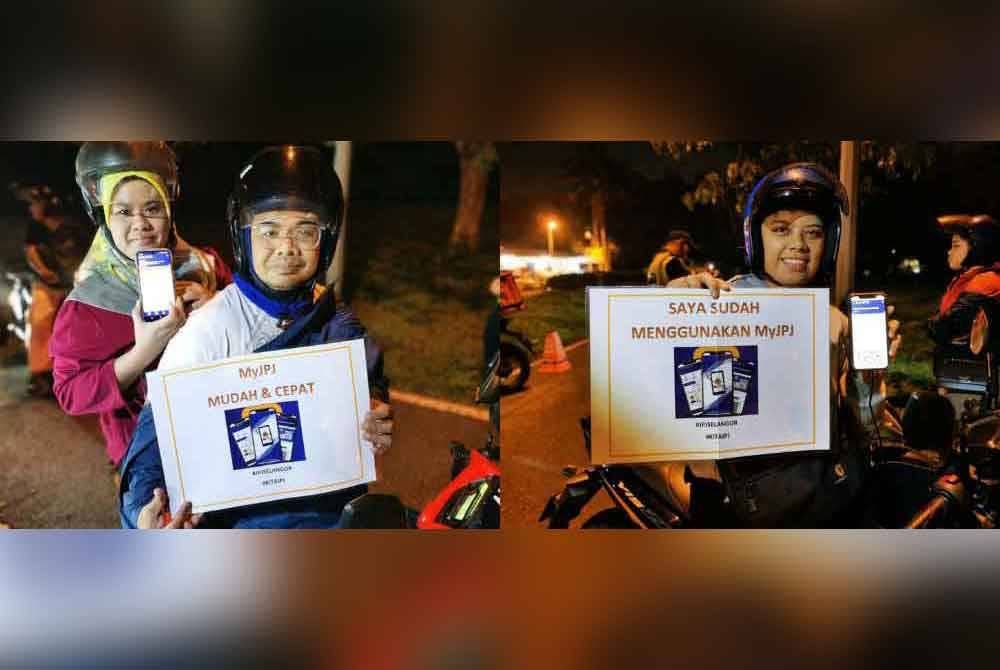 Penunggang motosikal memegang plakad aplikasi MyJPJ sebagai sokongan menggunakan perkhidmatan digital dalam satu operasi di Plaza Tol Kemuning, Shah Alam, Selangor pada malam Rabu. - Foto: JPJ
