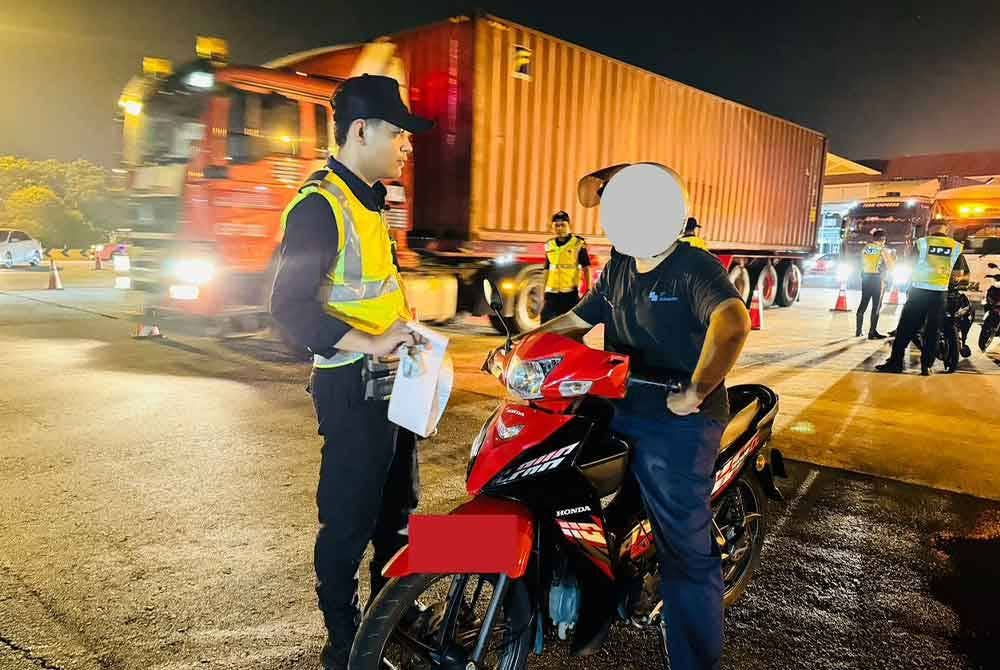 Anggota JPJ Negeri Selangor melakukan pemeriksaan dokumen ke atas pengguna jalan raya dalam satu operasi di Plaza Tol Kemuning, Shah Alam, Selangor pada malam Rabu.
Foto: JPJ