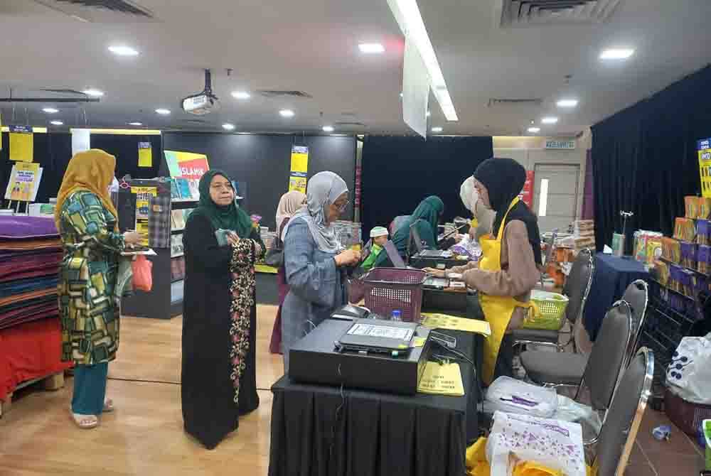 Orang ramai menunggu giliran untuk membayar buku di kaunter pembayaran di Jualan Gudang Karangkraf 2024 yang berlangsung di Kompleks Kumpulan Karangkraf selama 10 hari bermula 25 Januari hingga 4 Februari ini.
