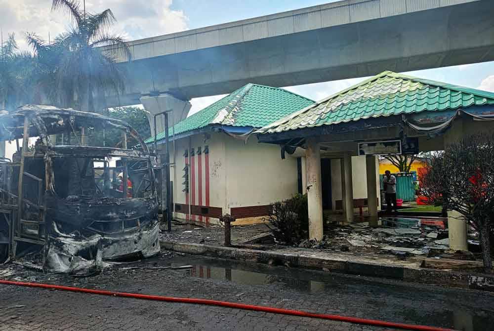Kebakaran turut mengakibatkan struktur di kawasan hentian sebelah Serdang mengalami kerosakan.
