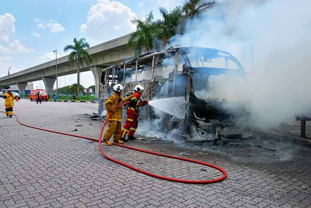 Anggota bomba sedang memadamkan kebakaran melibatkan sebuah bas ekspres berdekatan Plaza Tol Sungai Besi, Lebuhraya Utara-Selatan pada Jumaat.