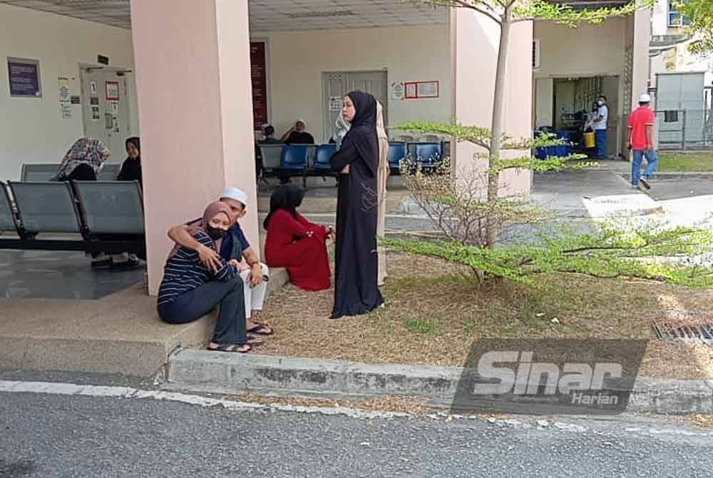 Suasana pilu menyelubungi pekarangan Jabatan Forensik HSB pada Jumaat.