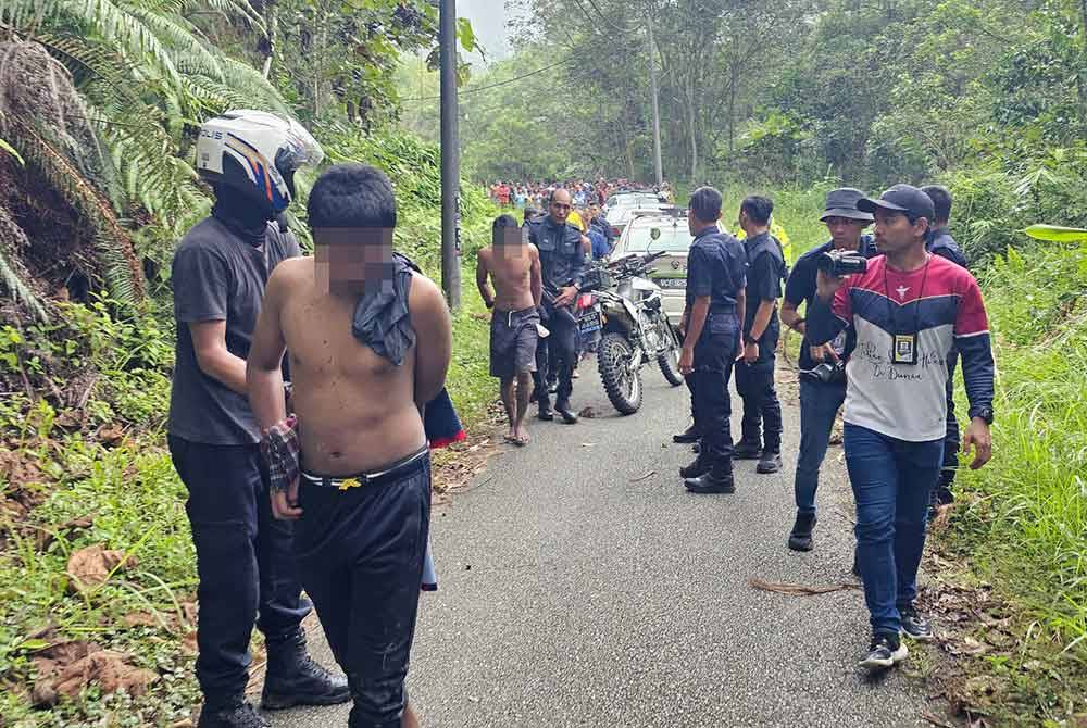 Keempat-empat warga Rohingya kemudian diserahkan kepada pihak polis dan dibawa semula ke Depot Imigresen Sementara Bidor.