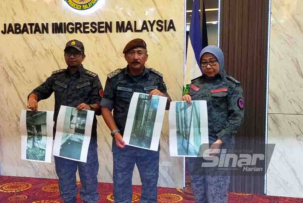 Ruslin (tengah) menunjukkan keadaan jeriji besi yang dirempuh sekumpulan tahanan di Depot Imigresen Bidor, Perak pada malam Khamis bagi melepaskan diri.
Foto Sinar Harian - HISYAMUDDIN AYUB