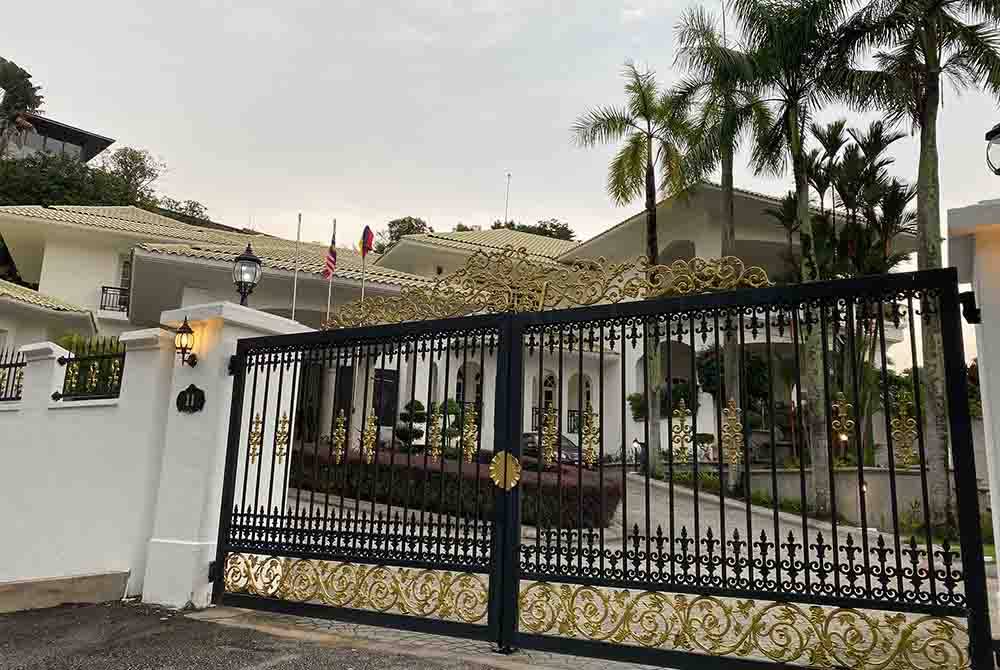 Kediaman rasmi bekas Perdana Menteri, Datuk Seri Najib Tun Razak di Jalan Langgak Duta, Kuala Lumpur lengang pada Jumaat.