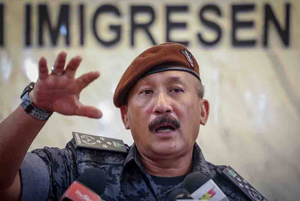 Ketua Pengarah Jabatan Imigresen Malaysia (JIM) Datuk Ruslin Jusoh bercakap kepada pemberita mengenai situasi terkini tahanan yang lolos dari Depot Imigresen Bidor pada sidang media di Ibu Pejabat JIM pada Jumaat. Foto Bernama