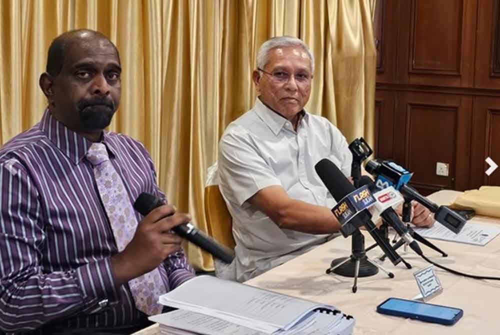 Ramesh dan Velayuthan Tan (kanan) semasa sidang media pada Jumaat.