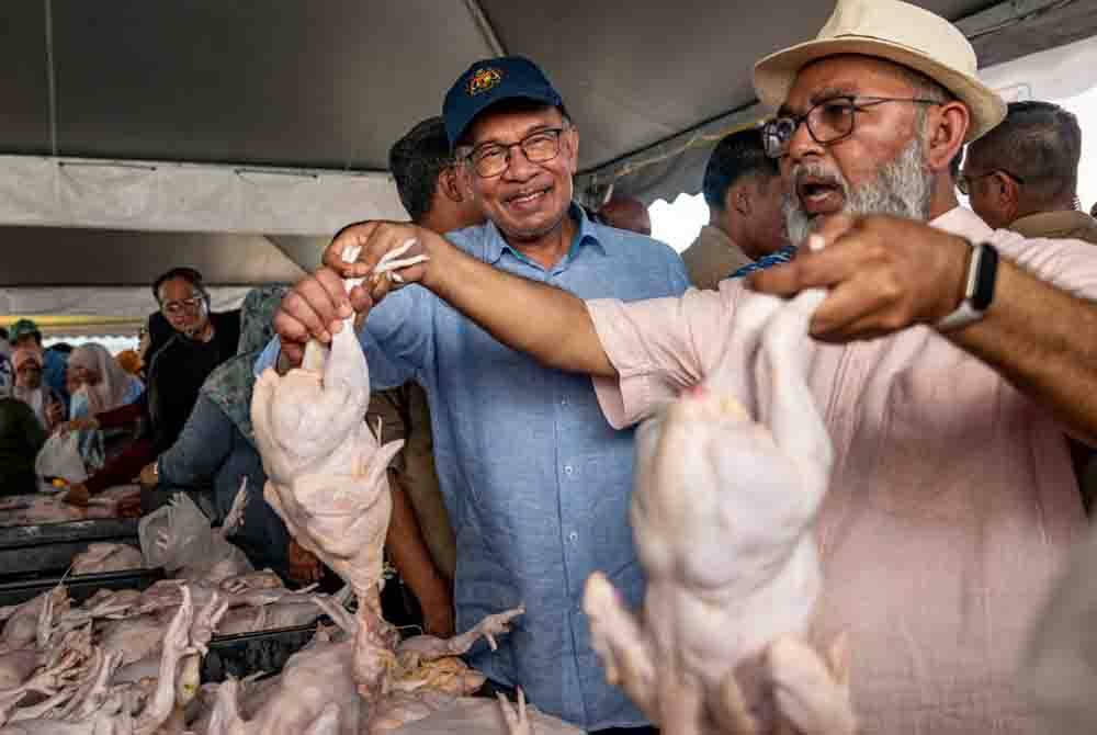 Syed Abu Hussin Hafiz (kanan) bersama Anwar dalam Program Jualan Ikan, Udang Dan Sotong Murah Parlimen Tambun 2024.