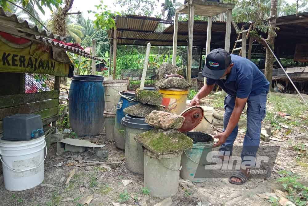 Samsul Bahari menyimpan menunjukkan bekas simpana umpan Tapa.