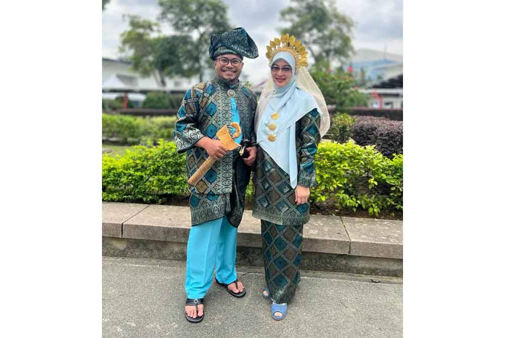 Khairul Anuar dan Yuhana mengabadikan kenangan perkahwinan dengan mengenakan busana songket