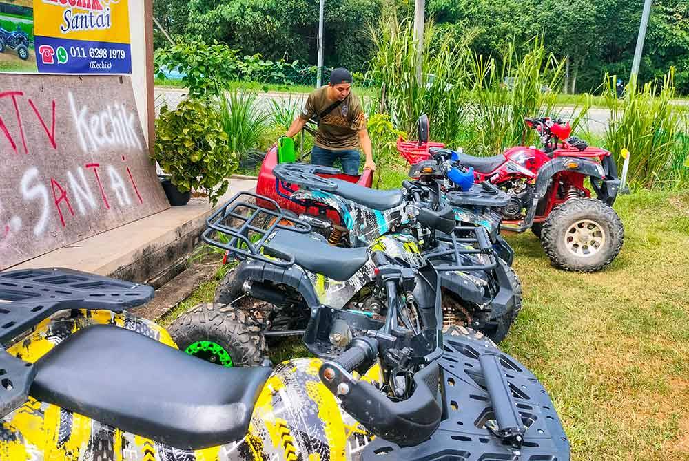 Shaiful bersama ATV yang ditawarkan di kafe tersebut