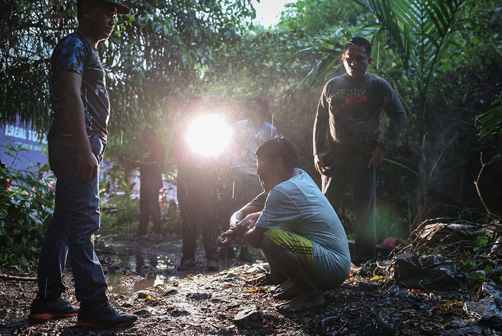 Dua daripada 130 tahanan yang meloloskan diri daripada Depot Imigresen Sementara Bidor, ditahan di kawasan kelapa sawit belakang R&R Tapah Arah Selatan hari ini.