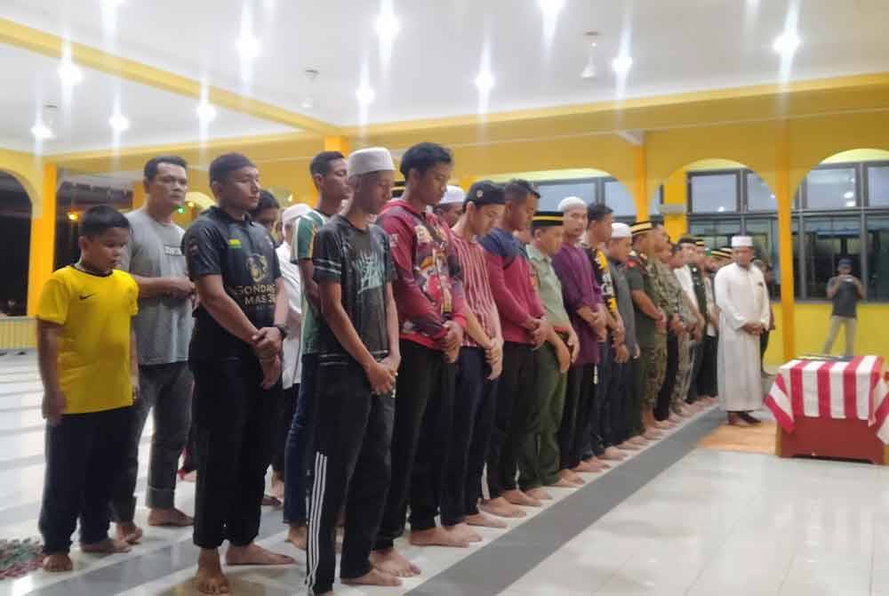 Jenazah Allahyarham Lans Koperal Mohd Hafiz dibawa ke Masjid Al-Wajdi Bukit Selambau dari Hospital Sultanah Bahiyah Alor Setar.