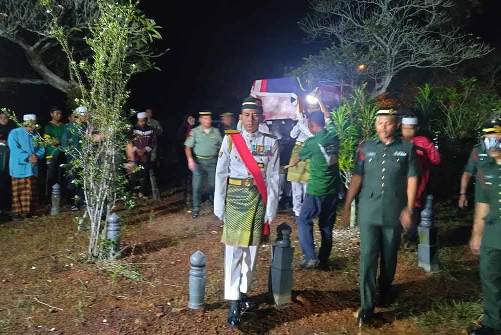 Jenazah dikebumikan mengikut istiadat pengebumian Angkatan Tentera Malaysia (ATM).