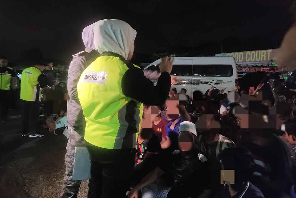 Antara warga asing yang ditahan semasa operasi di Pasar Borong Selangor, pada Sabtu.
