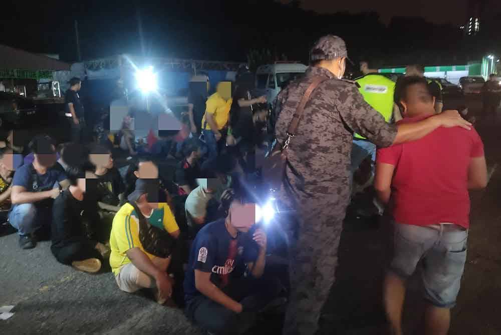 Antara warga asing yang ditahan semasa operasi di Pasar Borong Selangor, pada Sabtu.