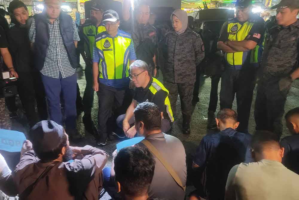 Khairrul Aminus (tengah) hadir dalam operasi di Pasar Borong Selangor, pada Sabtu.