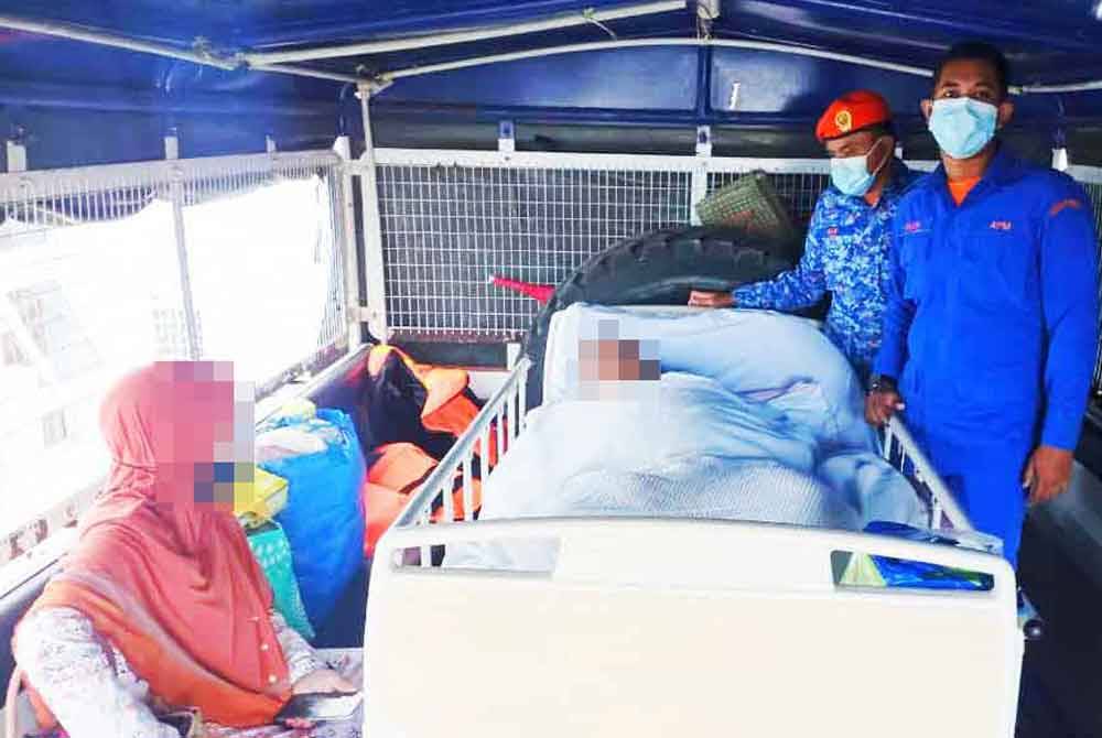 Lelaki berkenaan terpaksa dibawa bersama katilnya bagi memudahkan proses pemindahan.