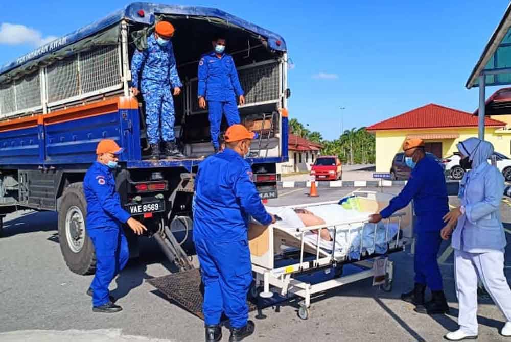 Ahli keluarga pesakit memohon bantuan APM untuk mengangkut lelaki berusia 38 tahun itu berikutan jarak melebihi 20 kilometer, sekali gus memberi kesukaran kepada mereka.