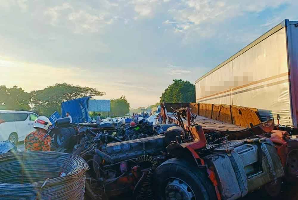 Kejadian melibatkan tiga treler, dua kenderaan pelbagai guna (MPV) dan dua kereta.Foto Bomba Perak