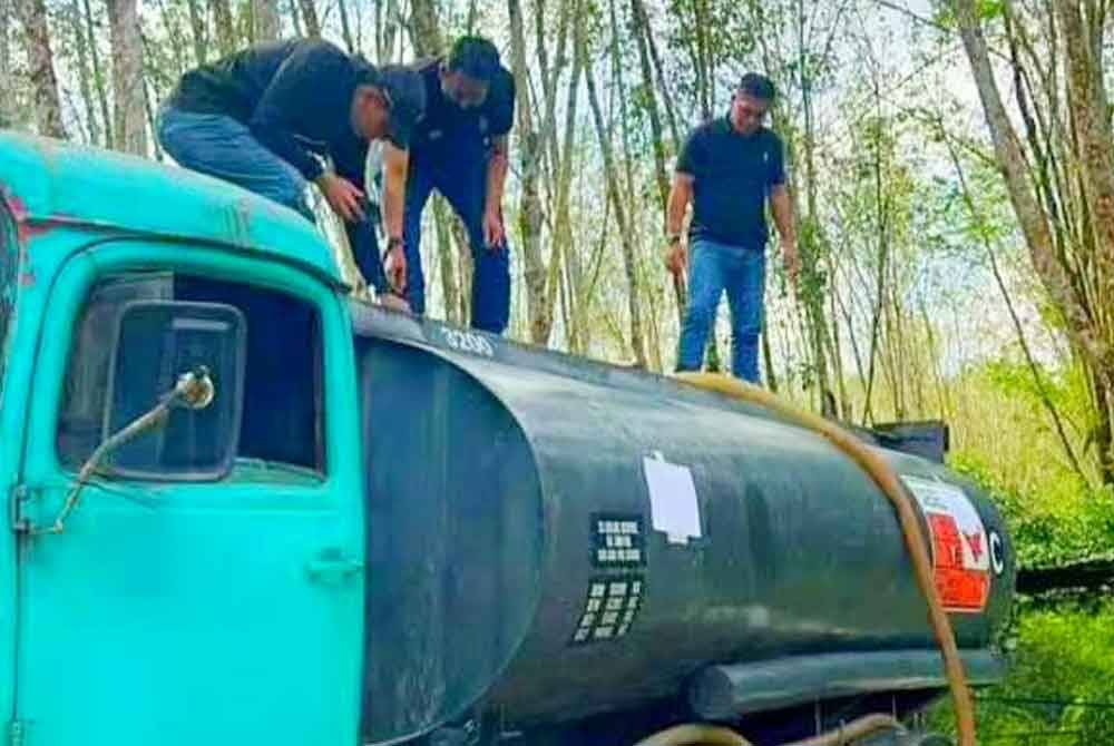 Anggota penguat kuasa turut menjumpai bahan api itu di dalam tiga buah kenderaan yang mana tangkinya sudah diubah suai.